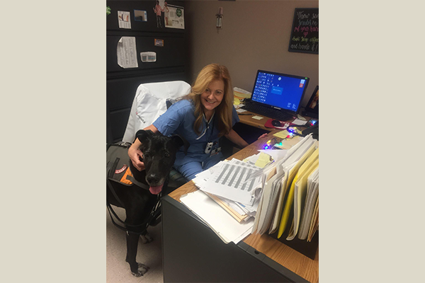 Kimberly Williams – 600×400 Photo of Kimberly Williams smiling while petting black dog
